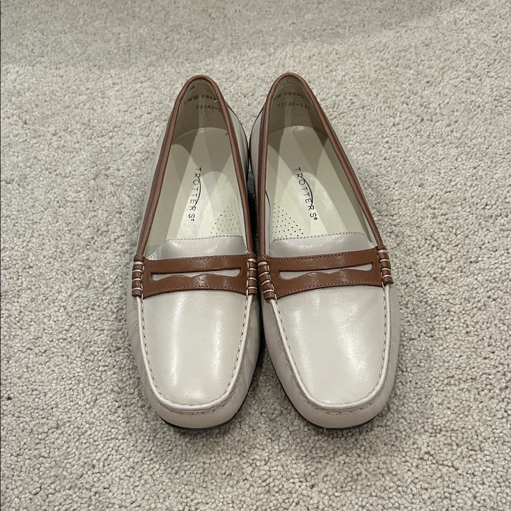Trotters Cream and Brown Loafers